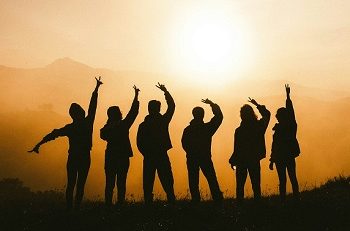 chang duong Sj0iMtq Z4w unsplash team top of mountain siloette 400