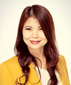 Holly Maggie yellow headshot 300