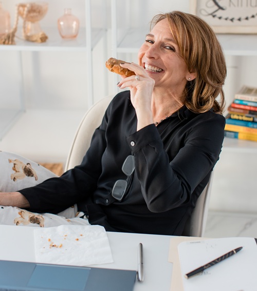 Jaimie HappyManufacturing 242 snacking at 500 1