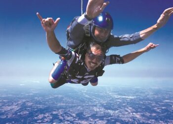 Lok 0234 skydiving at 400