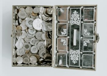 claudio schwarz yRbl4DpEN7g unsplash Coin box 400